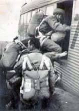 Algunos momentos del servicio militar de Ramón Yeste, muy vinculado al paracaidismo.